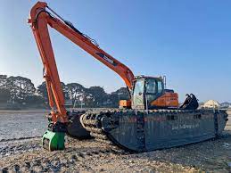 marsh buggy excavator with chains